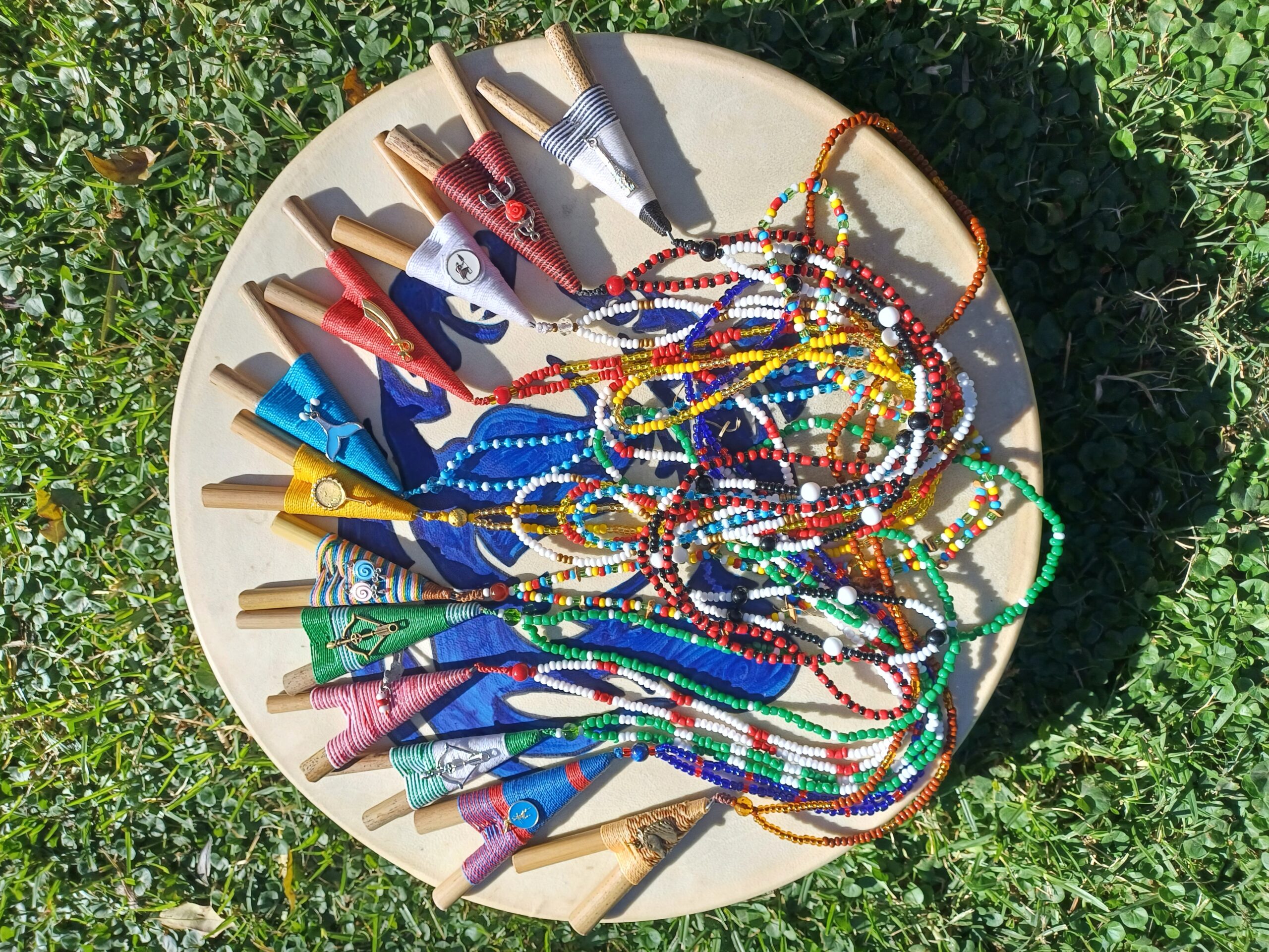 Rapé Kuripes made from Bamboo with a beaded necklace - Image 4