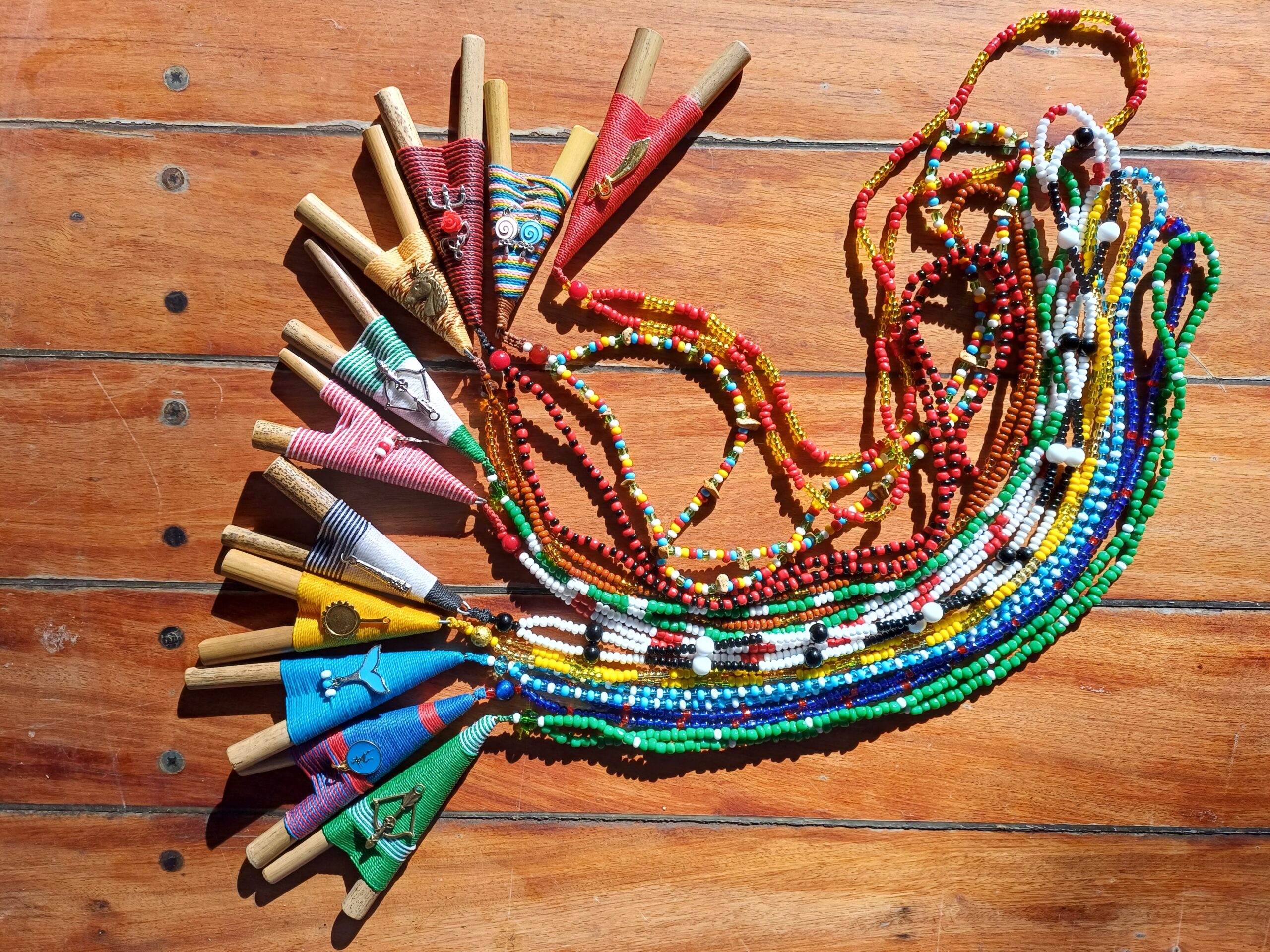 Rapé Kuripes made from Bamboo with a beaded necklace - Image 2